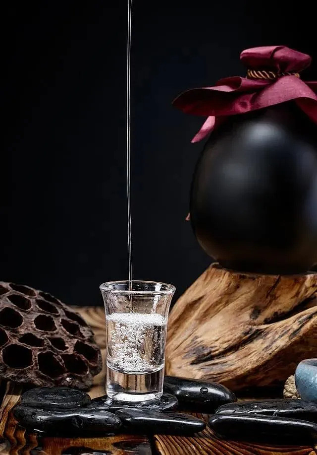 摇酒花拉酒线看挂杯并不能让你显得很懂酒