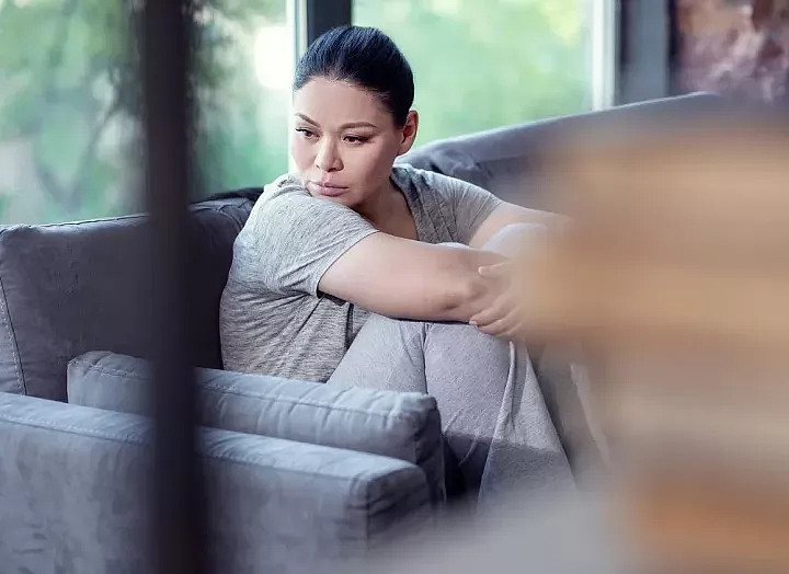 并不能直接导致抑郁,但是可能成为促发女性更年期抑郁症的危险因素
