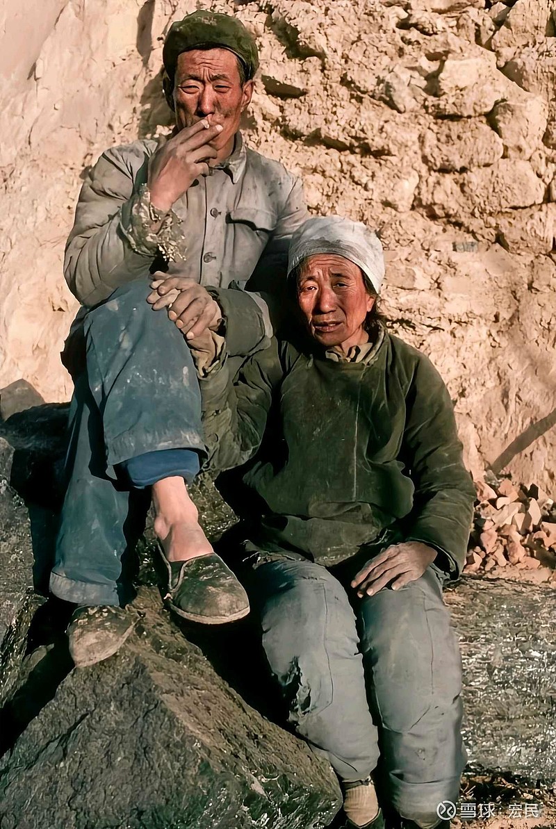 80年代农村一对农民夫妇虽然穿的比较破旧但面对照相机他们还是紧紧