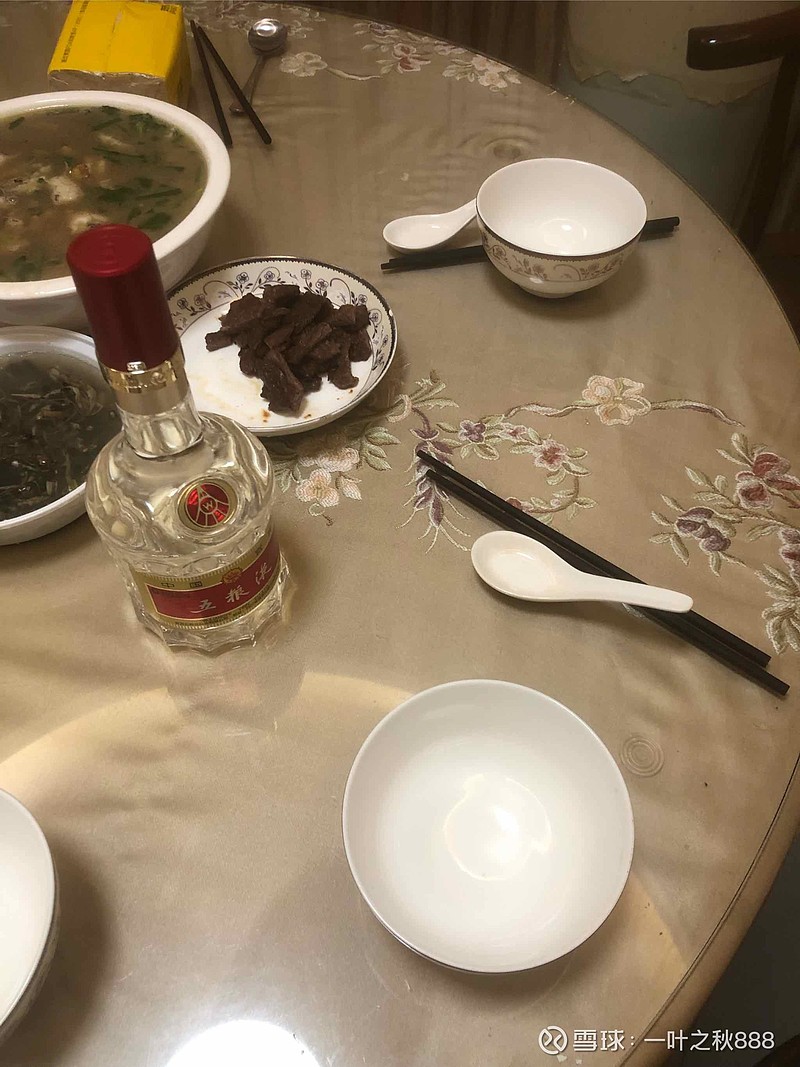 今天老婆孩子回来,一家人团聚开心09,老爷子也在,开一瓶五粮液喝一
