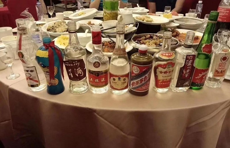 首先,白酒作为国人餐桌上的情感载体和人情交往的送礼优选,社交属性较