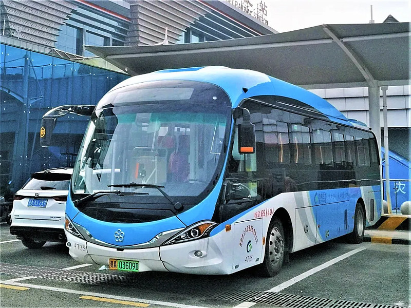"——格力钛新能源海豚公交车,亦不甘寂寞地跃然在贵阳的诗墨山水间
