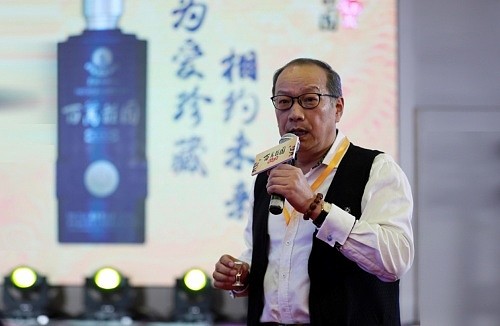 百万庄园餐饮董事长曲洪波阐释了"百万庄园,敬爱无疆"的经营理念;恭