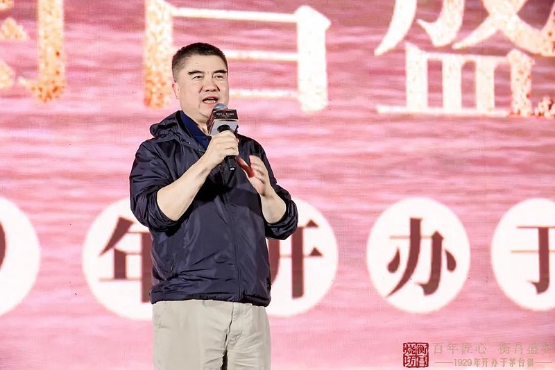 邓鸿在谈到自己进入酱酒赛道的初心时表示:衡昌烧坊酿造一瓶酱香美酒