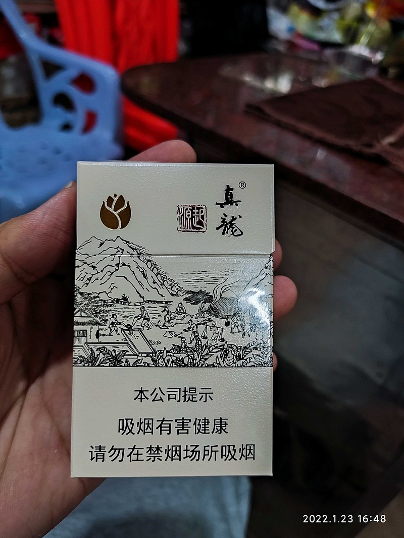 在广州买了一包真龙香烟,待了一周后才打开来抽