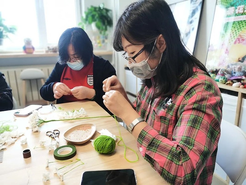 一群被困住的女性，织出永不凋谢的冬奥花束-科记汇