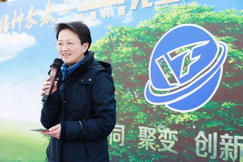 植树环节,延锋内饰亚太区副总经理,智慧内饰事业部总经理周敏,智慧
