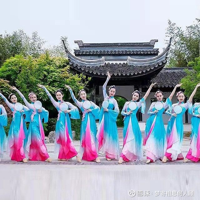 中国古典舞|起源发展与定名 起源与发展中国古典舞曾一度被一些人称作“戏曲舞蹈”。它本身就是介于戏曲与舞蹈之间的混合物,流传下来的舞蹈动作大多 ...