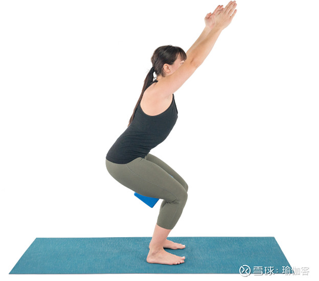 帶瑜伽磚的 utkatasana(幻椅式)