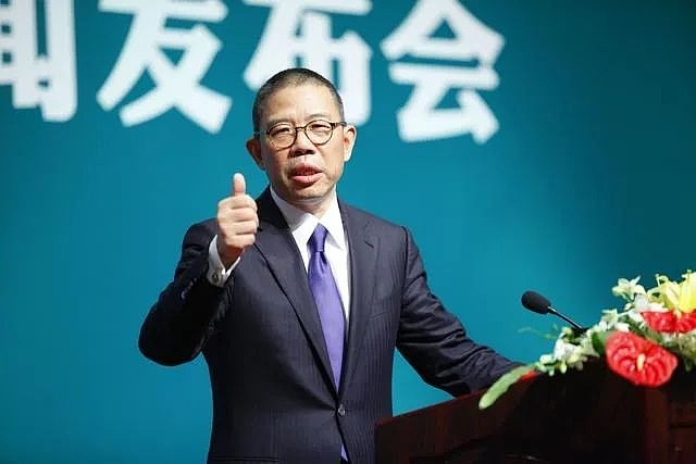 钟睒睒:左手抓机遇,右手会分钱 农夫山泉 钟睒睒用自己的经历,书写了一篇「草莽翻身」的故事:左手紧抓市场机遇,右手分起钱来决不手软。作者 ...