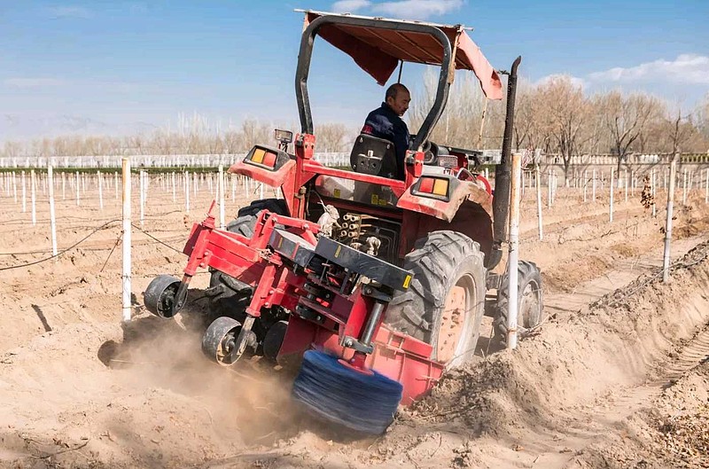 龙谕从2006年来到宁夏贺兰山东麓开荒拓土时,便全力支持葡萄种植机械