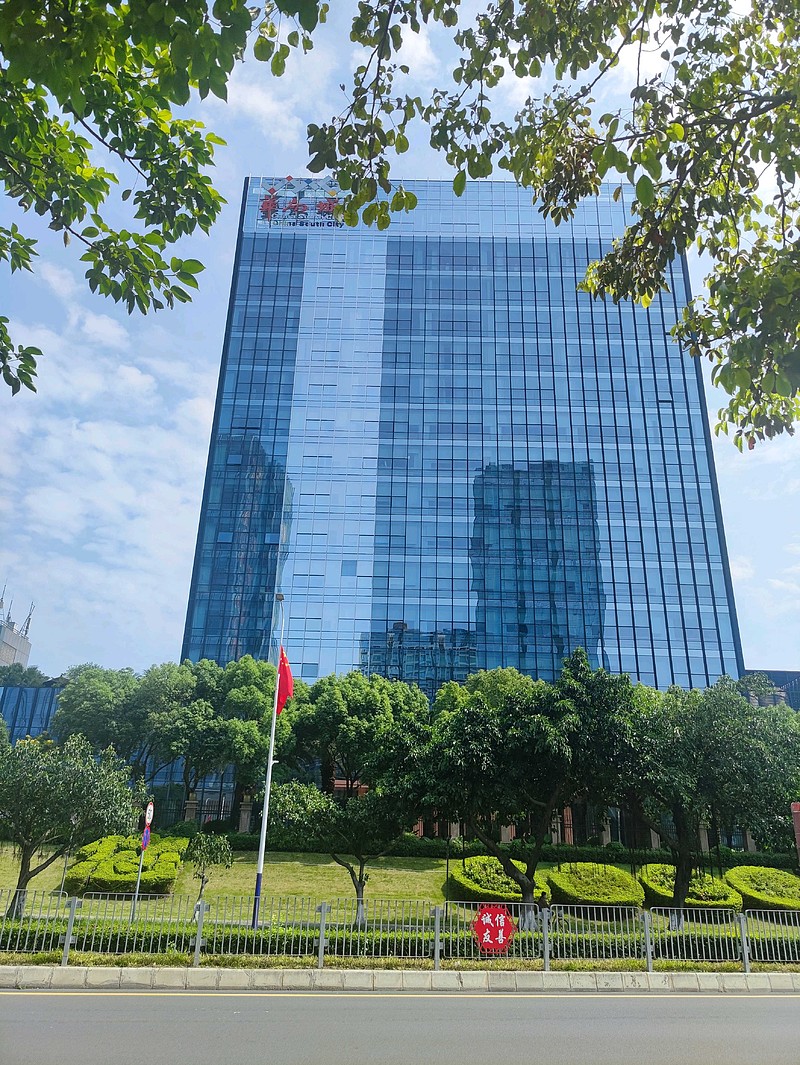 大消费# #买过的股票# 打卡深圳华南城，信心十足!人气不错$华南城(01668)$ $小米集团-W(01810)$ ...