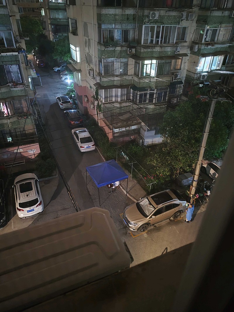 小区夜晚：突然发现都晚上10点半了，志愿者还在楼下守着。看图，蓝色棚子里是白衣志愿者，蓝衣志愿者在给汽车消毒。消毒时间很... - 雪球