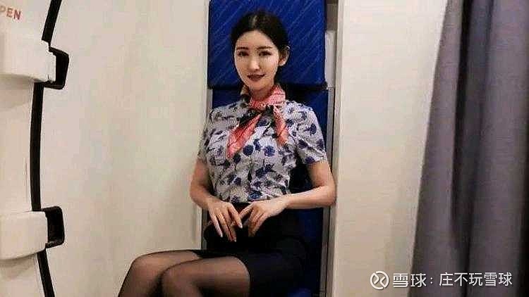 空姐回应在飞机上拍内衣照遭开除 南航称工作期拍不雅照：到底谁的问题？