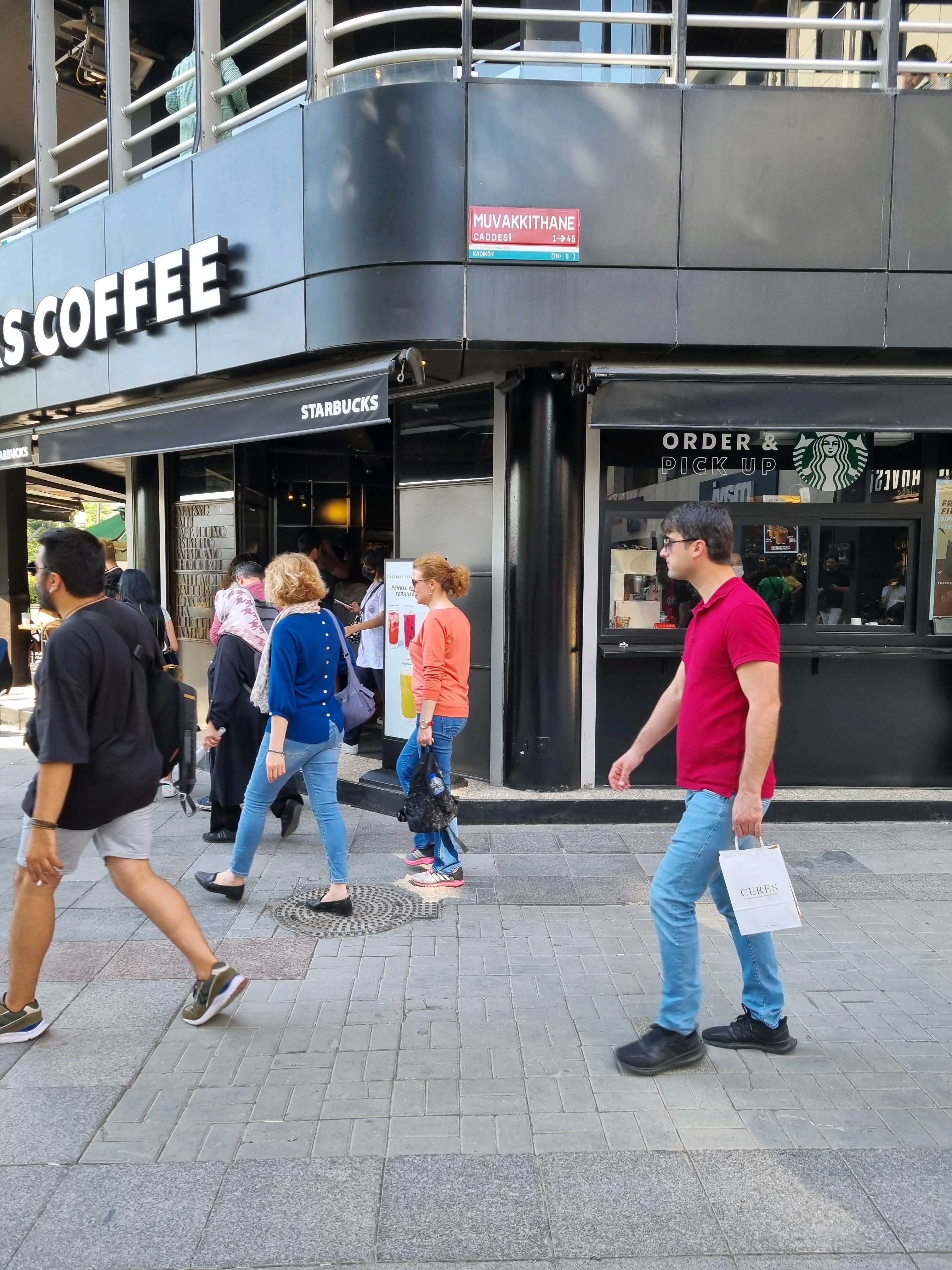 土耳其是世界上星巴克最便宜的国家来到土耳其的游客经常会发现，$星巴克(SBUX)$ 总是挤满客人。需要排队很久才能够获得一杯星巴克。