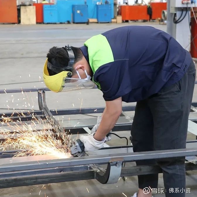 焊裝車間一線員工▲總裝車間一線員工為完成生產任務,大家拿出時不