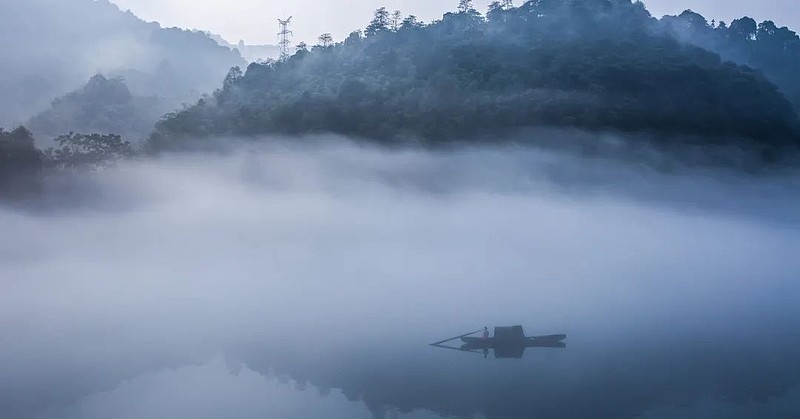 白露横江,水光接天.纵一苇之所如,凌万顷之茫然.