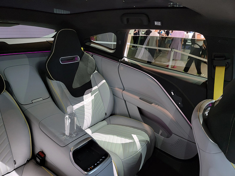 比亚迪sz002594阿维塔11的白色内饰全景覆盖值得比亚迪参考