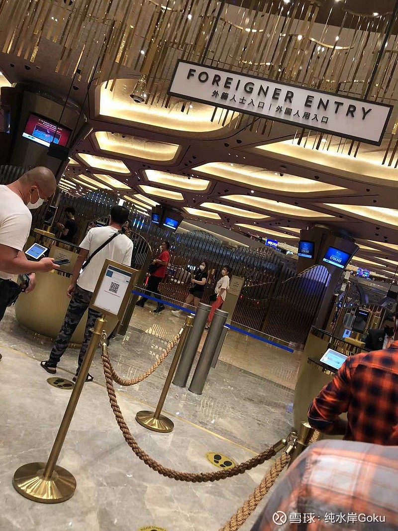 新加坡赌场本国人进要交150新币，主要客流是外国人，现场看新加坡金沙的人流挺旺。不得不说博彩确实是一门好生意$金沙中国有...