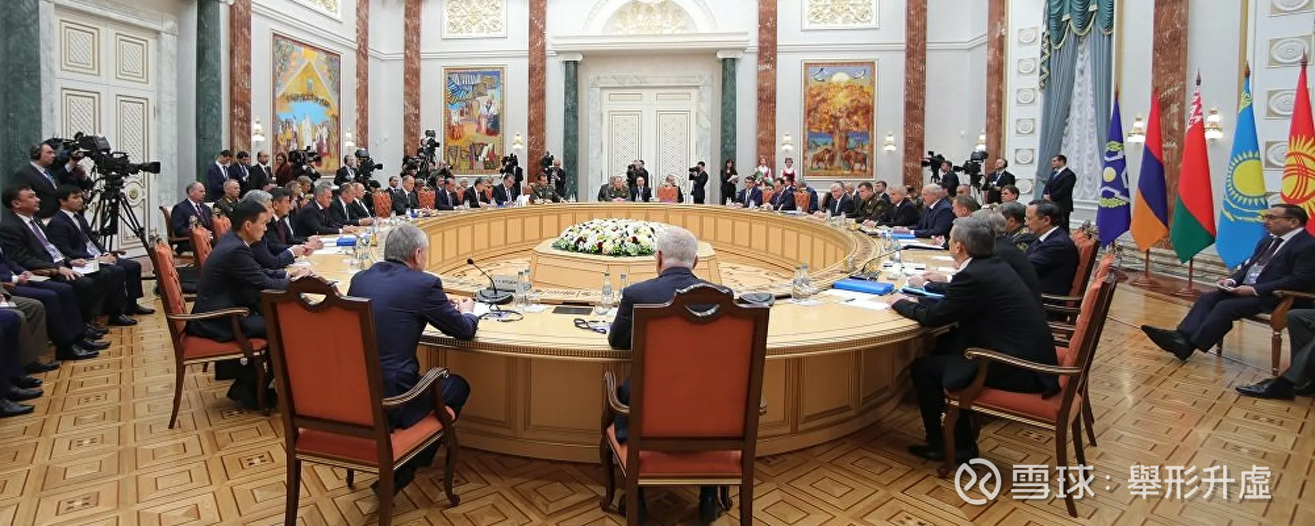 俄抛空美债后，中国持美债跌穿1万亿美元水平美国财政部数据显示，中国持有美国国债规模跌穿1万亿美元水平，5月持有美债9808亿美元，创12年新低，按月减持 226亿美...