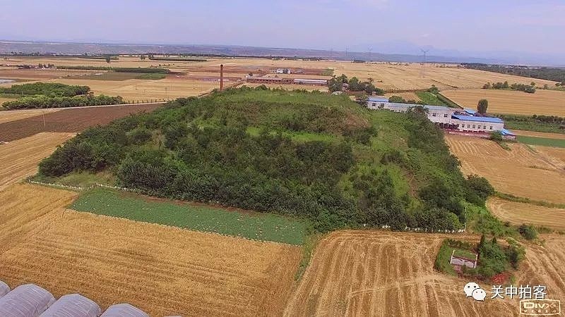 航拍杜陵南园：汉孝宣许皇后的陵墓 在汉宣帝杜陵以南约七公里，路边矗立着一座 高大 的封土，虽然这里远离杜陵的陵园，但是却被称为杜陵的“南园