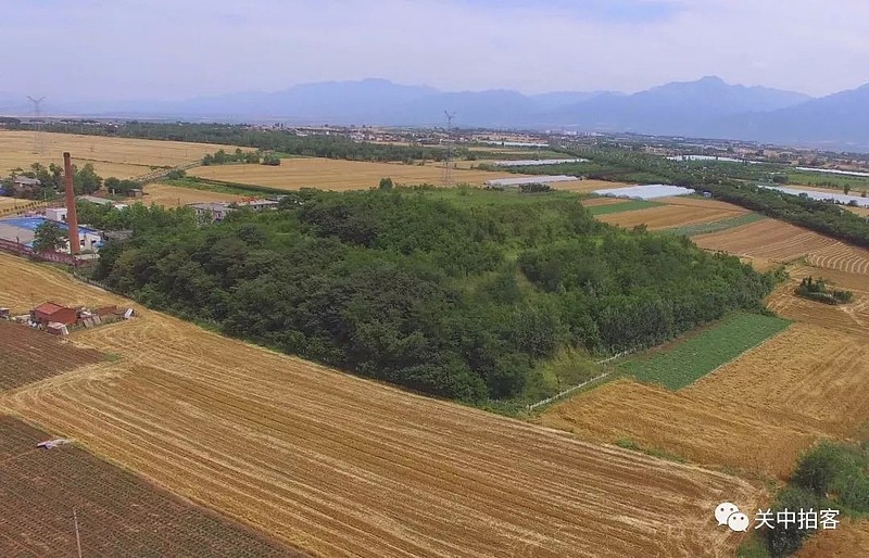 航拍杜陵南园：汉孝宣许皇后的陵墓 在汉宣帝杜陵以南约七公里，路边矗立着一座 高大 的封土，虽然这里远离杜陵的陵园，但是却被称为杜陵的“南园