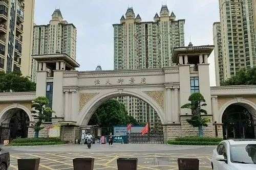 官方介入 近日,蚌埠恒大御景湾小区多位住户反映,该小区内16号楼地下