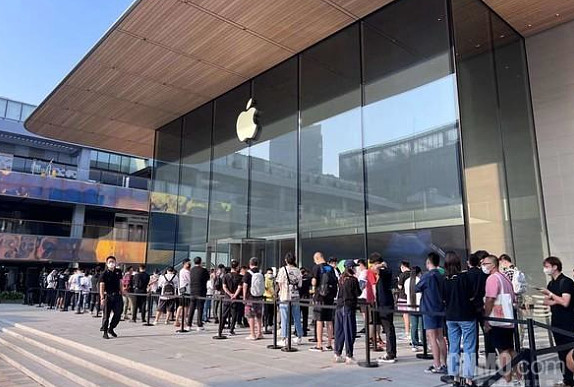 iPhone 14系列今日开售!果粉赶早排队,“黄牛”集中出动,暗紫色Pro Max加价突破5000元! 9月16日上午,首批iPhone14 ...