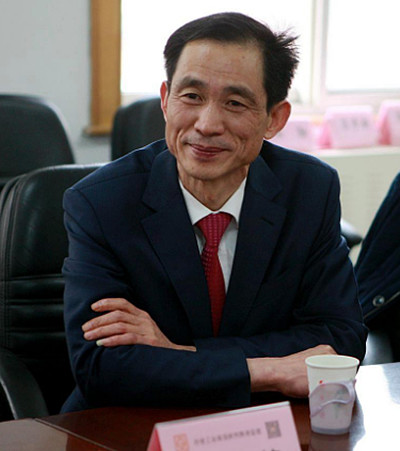 "铁本"的全名是"江苏铁本钢铁有限公司",老板戴国芳是个常州民营企业