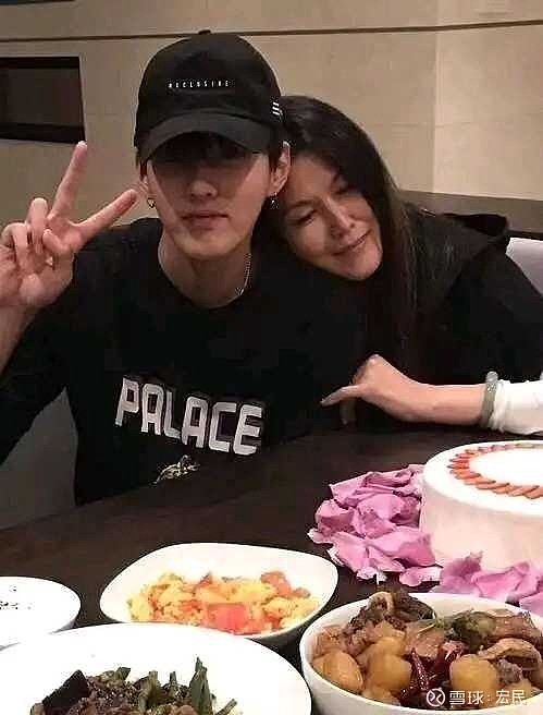 吴亦凡的妈妈吴秀芹不仅在吴亦凡此次被判刑案件中扮演了重要角色她报