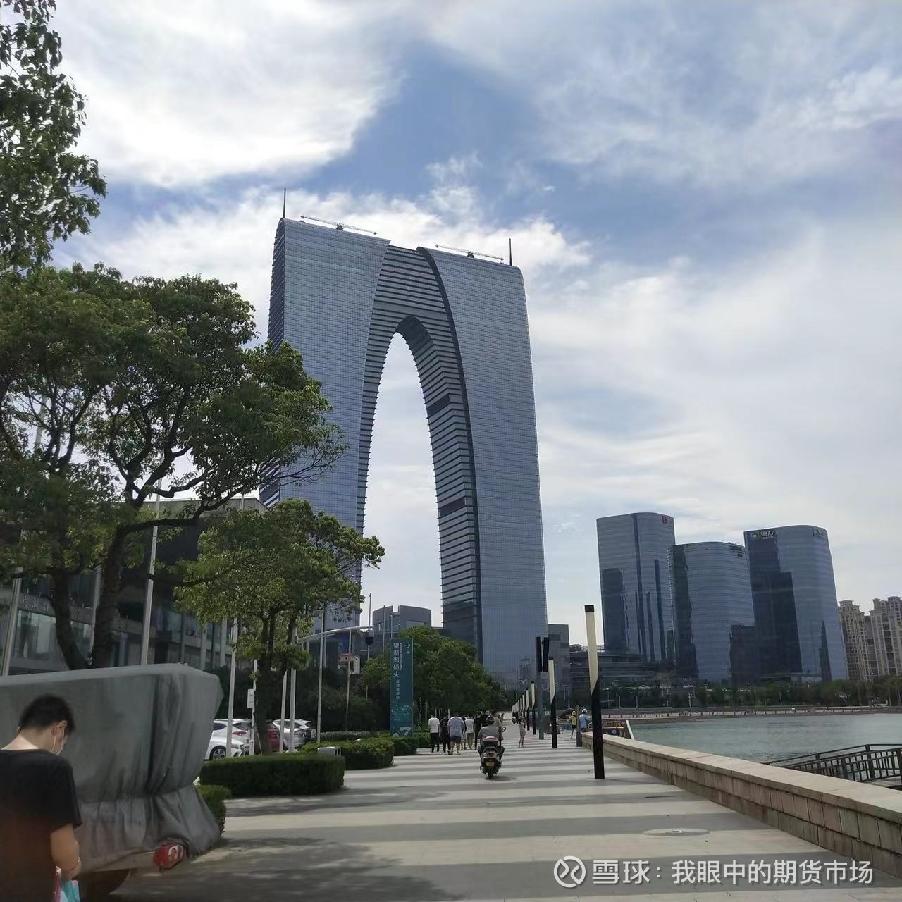 期货可以一直持有吗？ #期货# 不可以。在期货交易中，期货合约都有到期日，一旦到期就会交割退市，不能无限期持有。所以投资者必须在期货合约最后交...