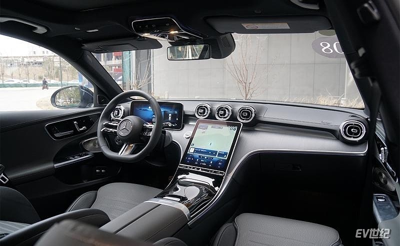 因为奔驰c350 el的整体外观和内饰设计都沿用了普通版本的风格,因此在