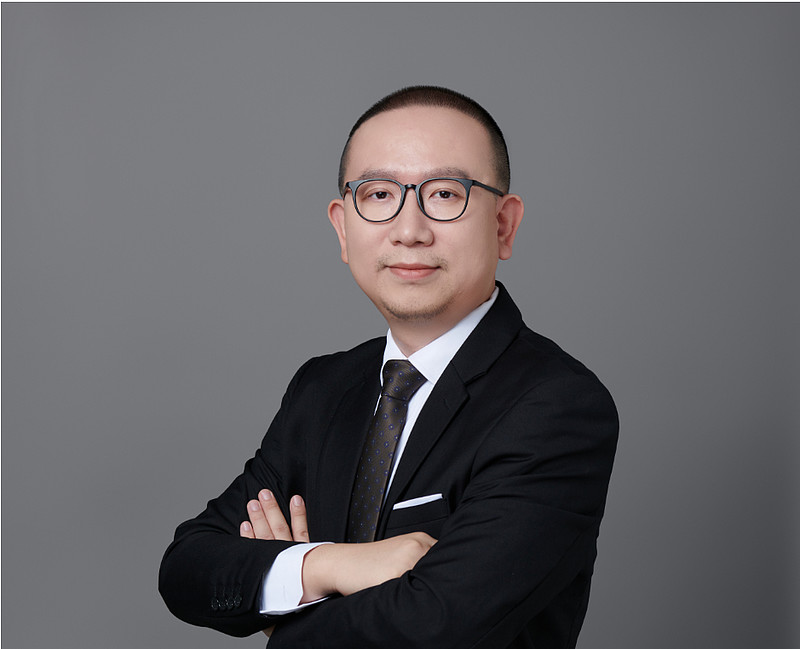 对话鹏华杨飞:“老将”的鲜活生命力与投资进化论 投资像一场人人都想跳预言家的狼人杀,在真伪难辨的冗杂信息中,且不说要做出多精准的决策,能够不 ...