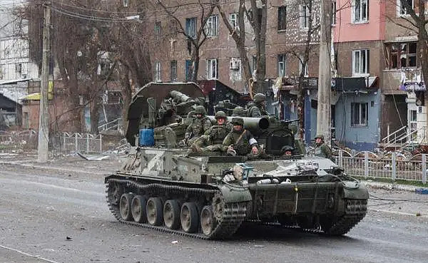 俄罗斯2s4郁金香自行迫击炮在马里乌波尔市内