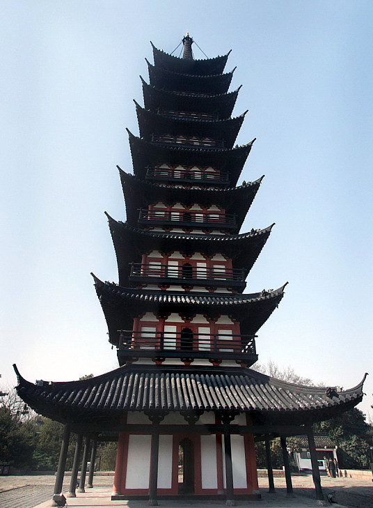松江：兴圣教寺塔 （一）松江方塔一般指兴圣教寺塔兴圣教寺塔，位于上海市松江区中山街道中山东路235号方塔园内，因其塔身为方形又被俗称作“方 ...