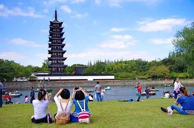 松江：兴圣教寺塔 （一）松江方塔一般指兴圣教寺塔兴圣教寺塔，位于上海市松江区中山街道中山东路235号方塔园内，因其塔身为方形又被俗称作“方 ...