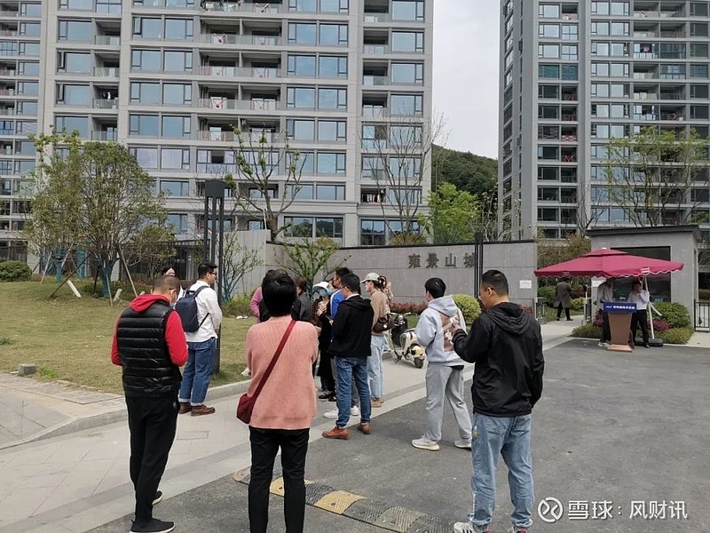 住户都急了！交付一年山景豪宅要变“墓景房” 来源： 凤凰网房产杭州站 “他们要是执意要建，用石头把路都堵死！” 4月3日，就在雍景山城门口，几 ...