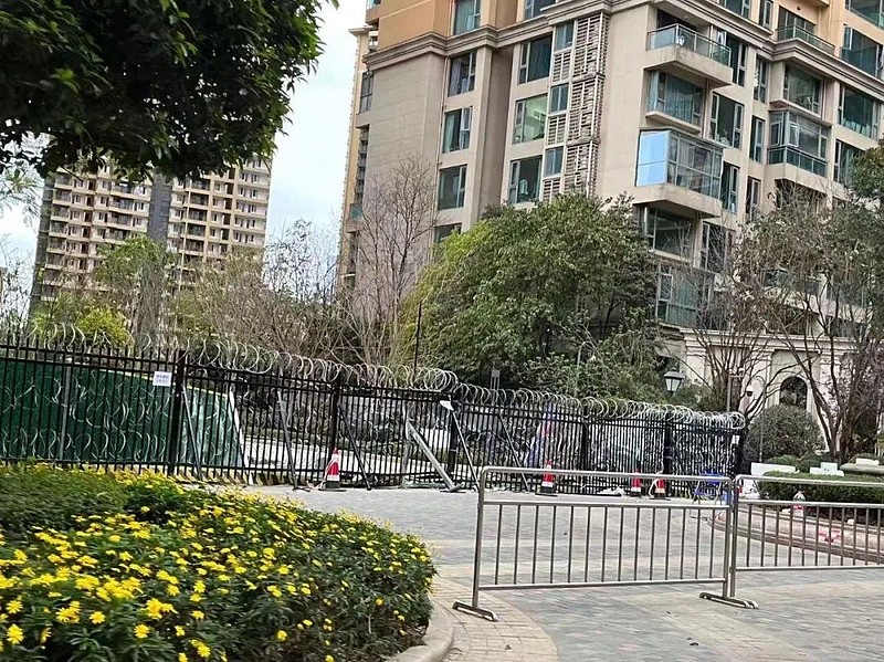 成都华侨城滨江壹号“围墙”之争引冲突 御龙山一、二期和滨江壹号之间的铁栅栏 图片来源:业主御龙山小区内景 图片来源:业主吴若凡 中房报记者 樊 ...