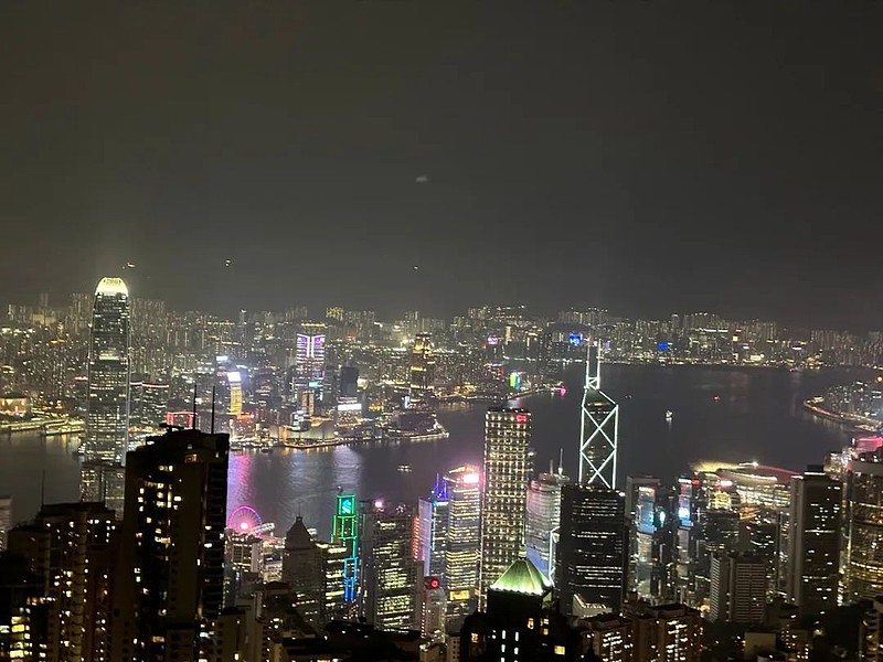 剪刀差 大家晚上好,我是刀哥。今天去太平山顶逛了逛,拍了香港的照片,手机拍的,又是夜晚,大家将就看。对比看下来,香港真的就是很多... - 雪球