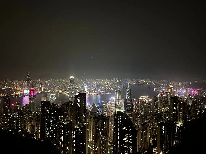 剪刀差 大家晚上好,我是刀哥。今天去太平山顶逛了逛,拍了香港的照片,手机拍的,又是夜晚,大家将就看。对比看下来,香港真的就是很多... - 雪球