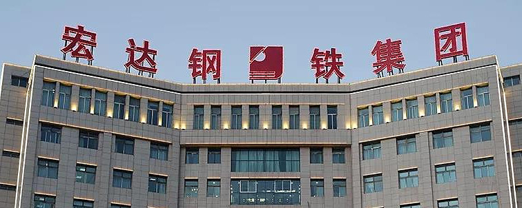 1982年,复员回乡后,他借款买了一辆小四轮拖拉机跑运输.