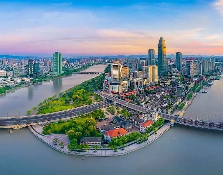 迈向千万人口城市！宁波各地最新定位来了 近日，随着海曙、江北、镇海、北仑等国土空间总体规划草案陆续公示，宁波10个区（县、市）的国土空间总体 ...