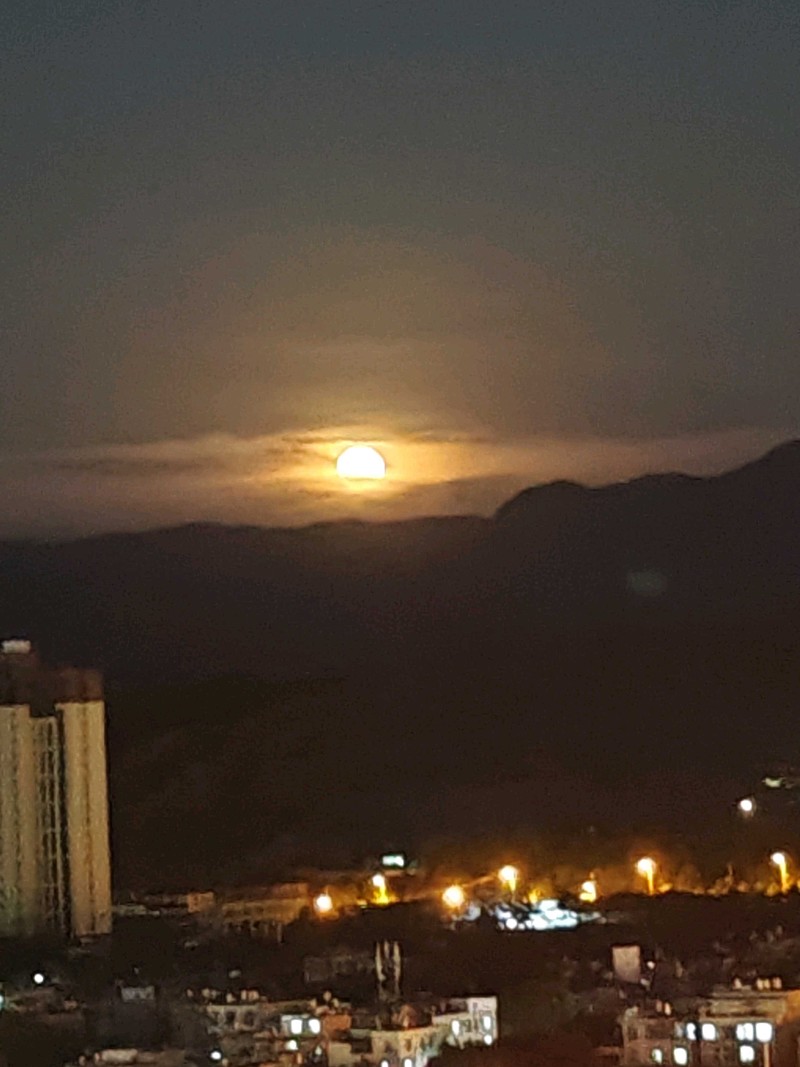 月亮出山：看看月出吧。