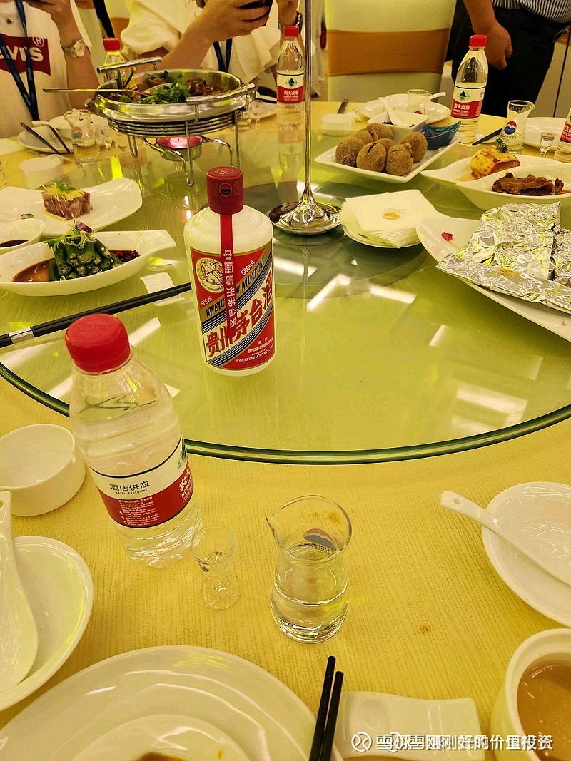 两瓶酒开股东大会，这待遇真的是不错哈。先有五粮液给一瓶经典五粮液，吃饭喝五粮液。今有茅台餐叙给股东喝飞天茅台，这...