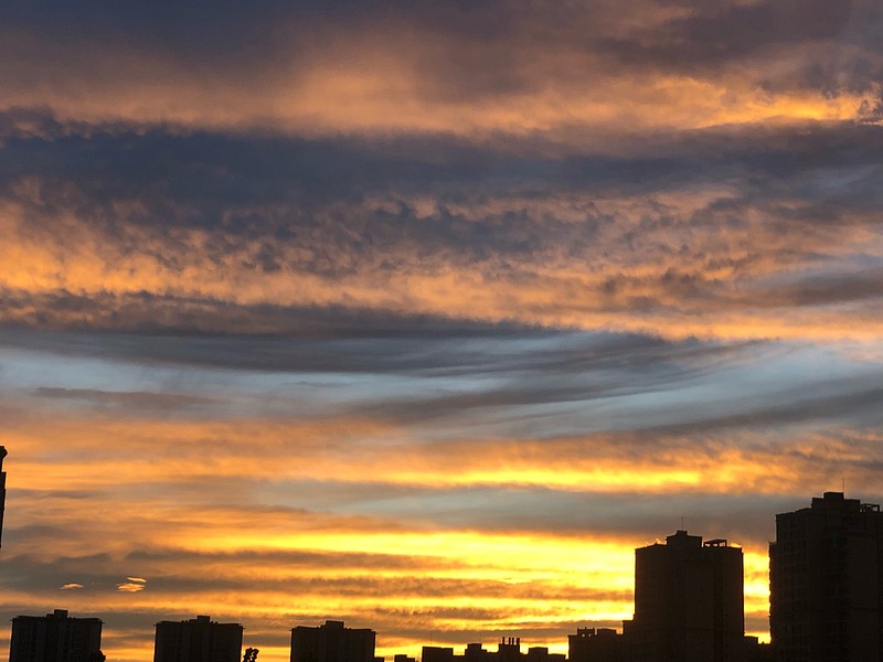 艰难的抉择 大家晚上好今天傍晚空姐一抬头,发现外面的天空是那种淡淡的橙色,于是马上跳出门外,开始欣赏这片天空,美景大概只停留在我眼前... - 雪球