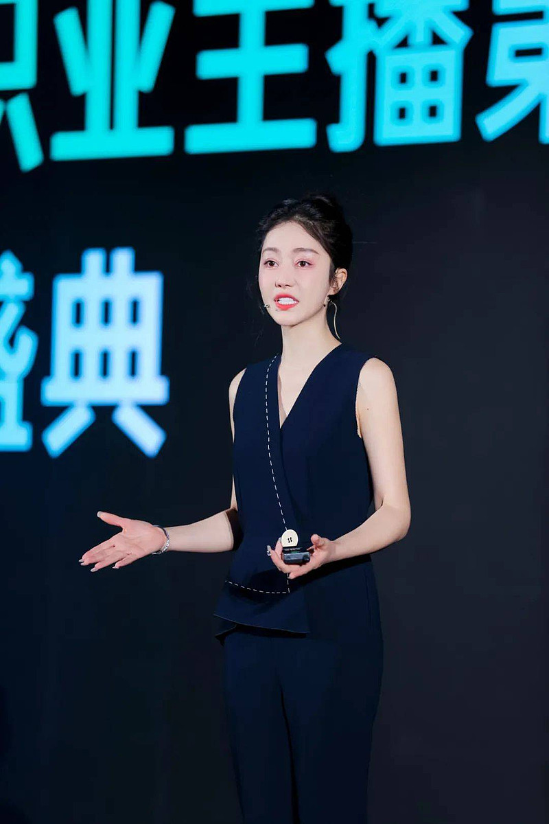 快手的爆发期,是停不下来了 文丨阑夕盛夏的上海外滩, 快手 刚刚开完了光合创作者大会,就像主题里的光合二字,这场活动充满了向阳而生的隐喻。对于 ...