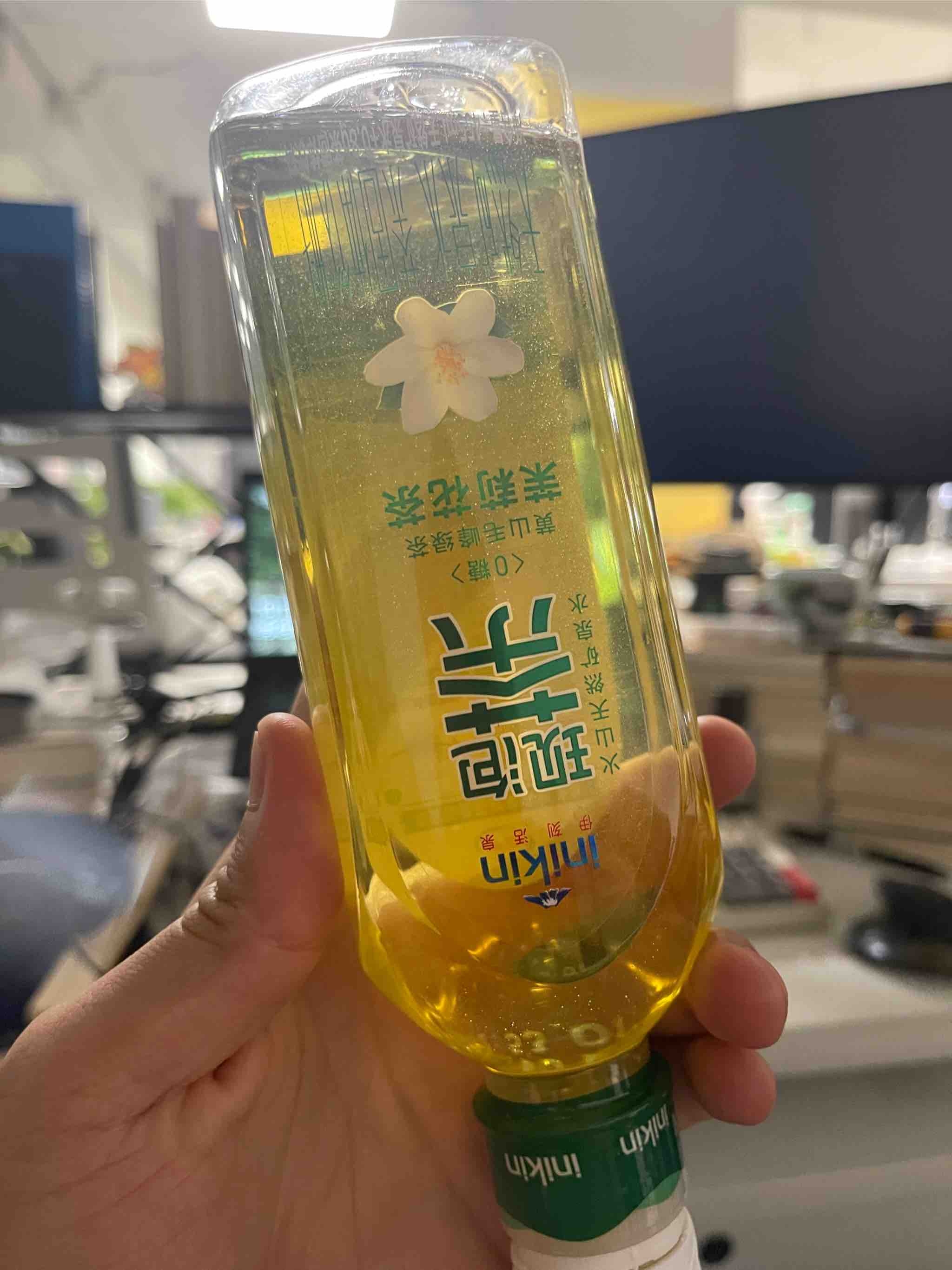 $伊利股份(SH600887)$ 现泡茶,精神股东从天猫超市买了一箱尝尝。上午下单,下午到货。常温下,茶粉和水混合后,闻... - 雪球