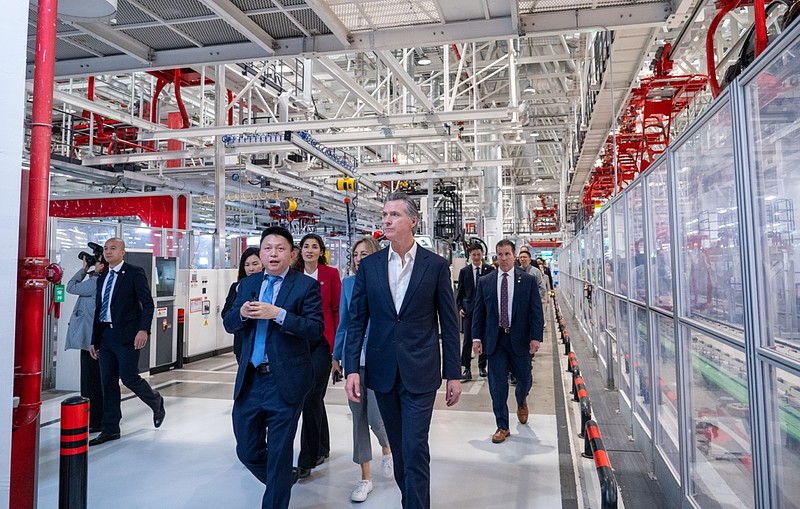 加州州长参观特斯拉上海超级工厂，称其成功为中美合作的典范-锋巢网