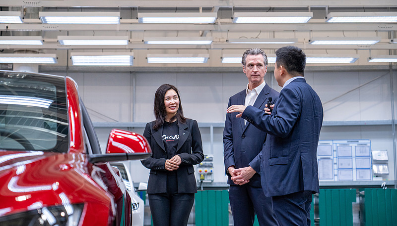 加州州长参观特斯拉上海超级工厂，称其成功为中美合作的典范-锋巢网