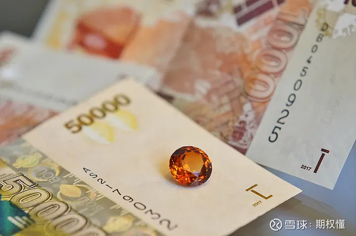 期权懂白话解读一下场外期权？ 场外期权，也被称为非标准化期权或个别定制期权，是指在场外交易市场上直接由交易双方私下协商和交易的期权合约